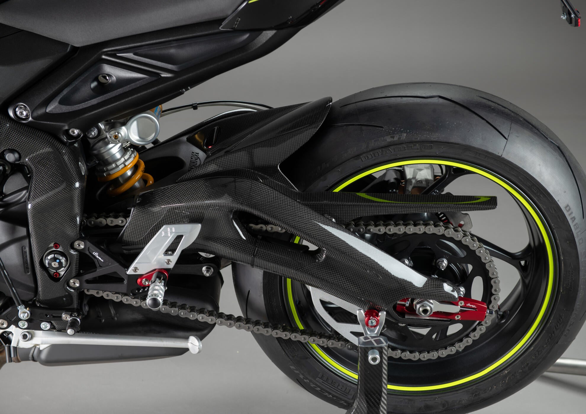 Cobrimentos de braço oscilante em Carbono LighTech para Triumph Street Triple 765 S / R / RS / Moto2 (17-25) CART2460 