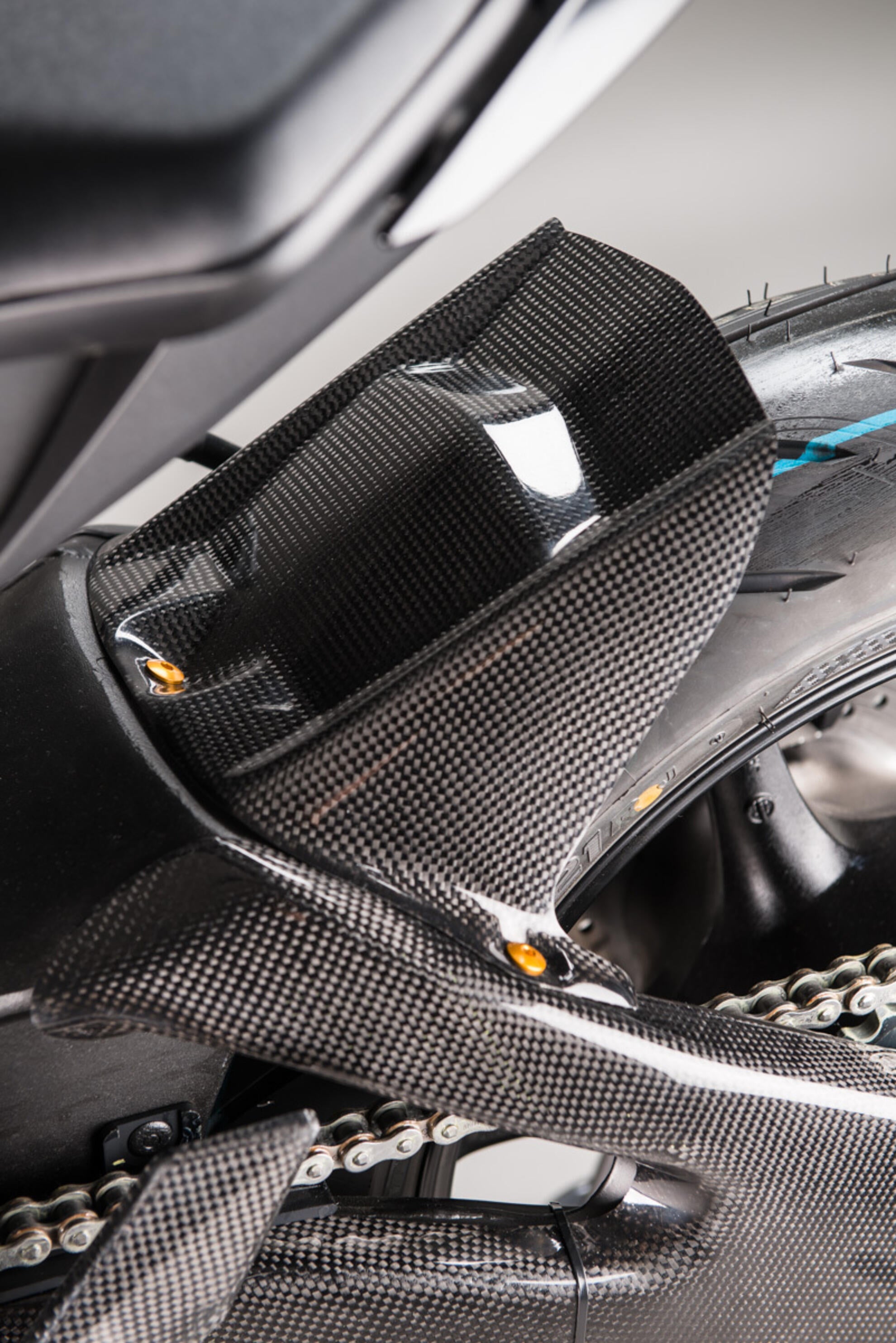 Guarda-lamas traseiro em carbono LighTech Yamaha YZF-R6 RJ11, RJ15, RJ27 (06-25) CARY9920 