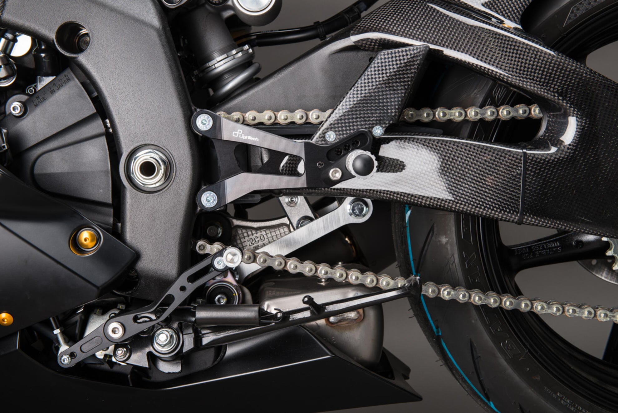 Capa de braço oscilante em carbono LighTech Yamaha YZF-R6 RJ27 (17-25) CARY9961 