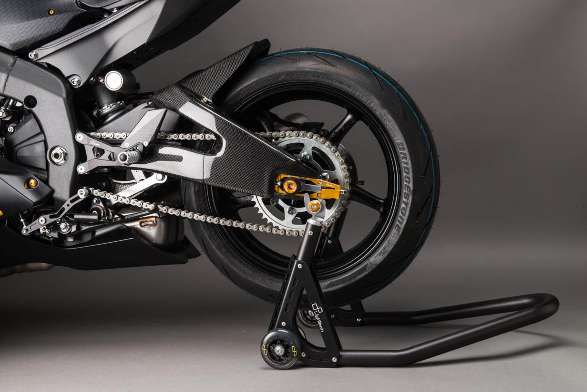 Capa de braço oscilante em carbono LighTech Yamaha YZF-R6 RJ27 (17-25) CARY9961 