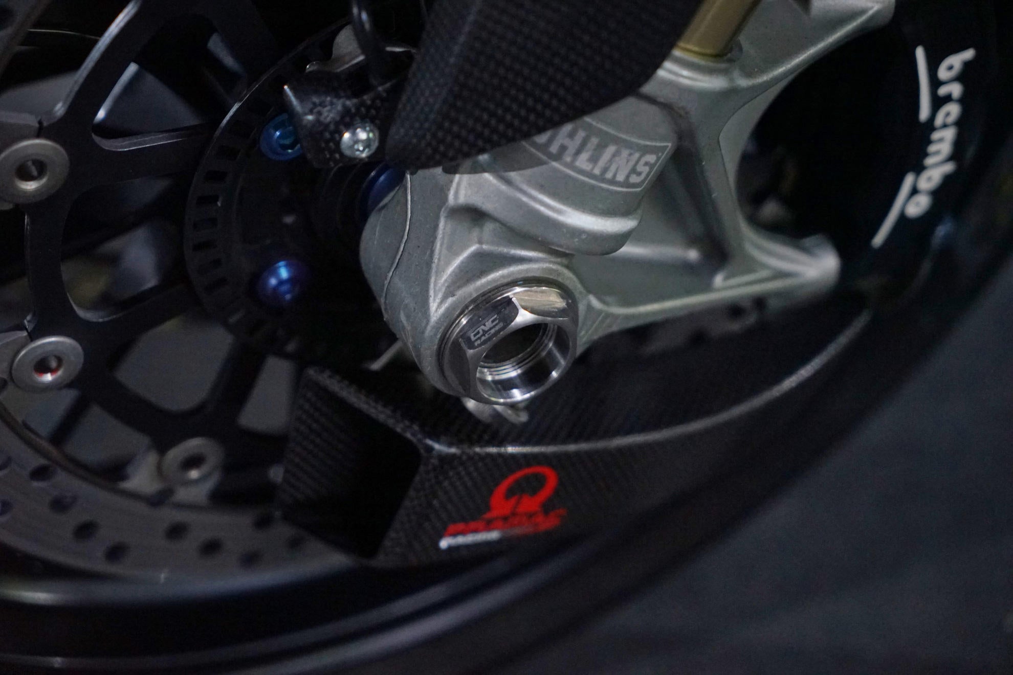 Porca de titânio para eixo da roda dianteira CNC Racing Ducati Panigale V4/S/R (25-26) DA396X 